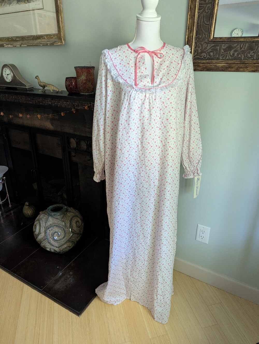 NEW Vintage Old Stock 1980s Women's Medium Floral Long Nightgown Tie Neckline